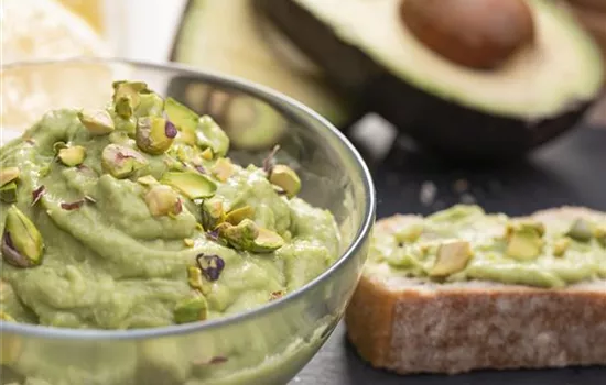 Cremiger Avocadodip mit Pistazien